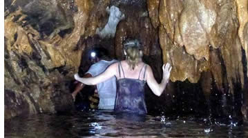 Het water in het Nivida Cave kan oplopen tot je borst