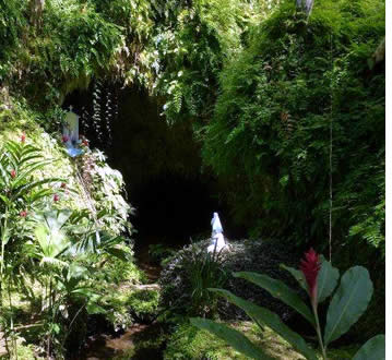 Ingången till La Gruta grottan på Isla Colon i Bocas del Toro, Panama